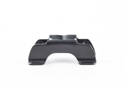 Soporte metálico OEM 18211246056 para BMW E30, E12, E28, E24. Pieza original BMW. Ideal para fijaciones en la zona del maletero o sistema de escape según el modelo.