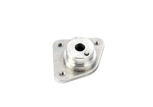 Adaptador OEM 11311718733 para BMW Serie 7 E32 y E38, Serie 8 E31 con motores M70 y M73. Pieza original BMW. Ideal para sustitución en sistema de distribución o lubricación según modelo.