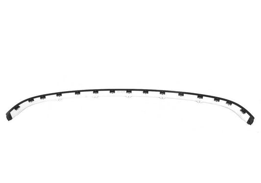 Moldura cromada para tapa del maletero OEM 51177345533 para BMW F33 (420d). Acabado brillo original BMW.