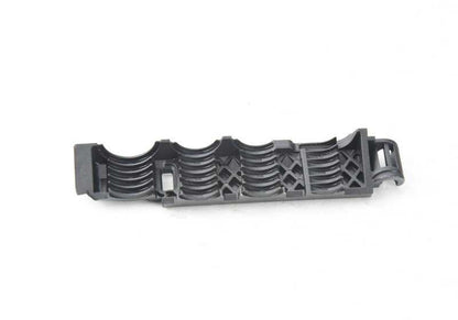 Soporte para alivio de tensión de cables OEM 12527843902 para BMW F10 M5, F06 M6, F12 M6, F13 M6. Compatible con modelos con motor S63T y cambio manual. Original BMW.