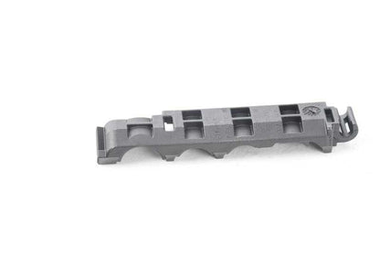 Soporte para alivio de tensión de cables OEM 12527843902 para BMW F10 M5, F06 M6, F12 M6, F13 M6. Compatible con modelos con motor S63T y cambio manual. Original BMW.