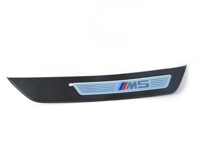 Embellecedor de entrada trasera derecha OEM 51478050048 para BMW F10. Original BMW.