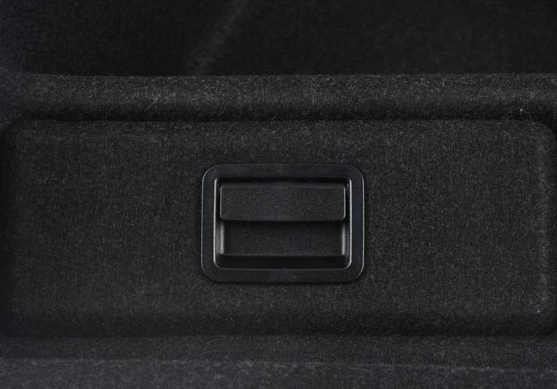 Guarnecido lateral izquierdo maletero OEM 51487246299 para BMW F30, F80. Pieza original BMW.