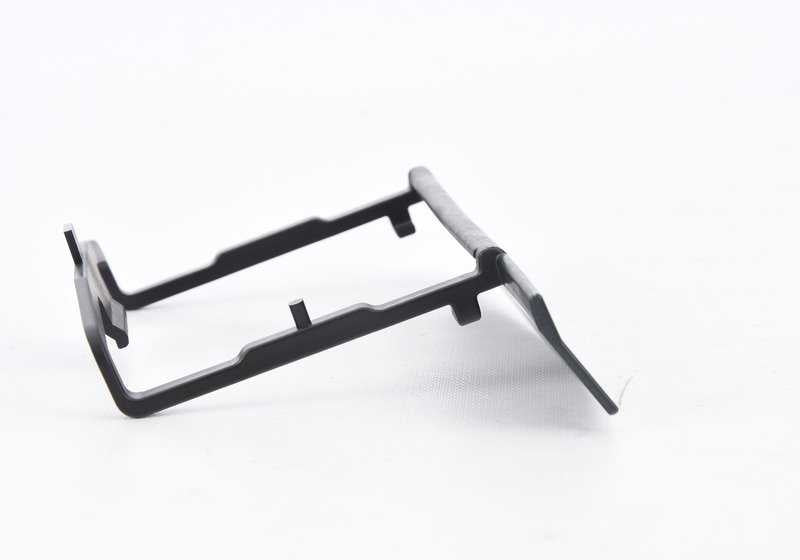 Protector lateral izquierdo OEM 66326782359 para BMW Serie 5 F10 (518d, 520d) con motores N47T y B47O. Compatible con modelos entre 07/2013 y 10/2016. Original BMW.