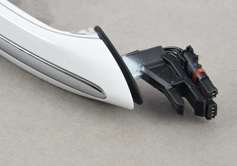 Asa de puerta izquierdo imprimado OEM 51217316383 para BMW E70, E71, E72, F15, F16. Original BMW.