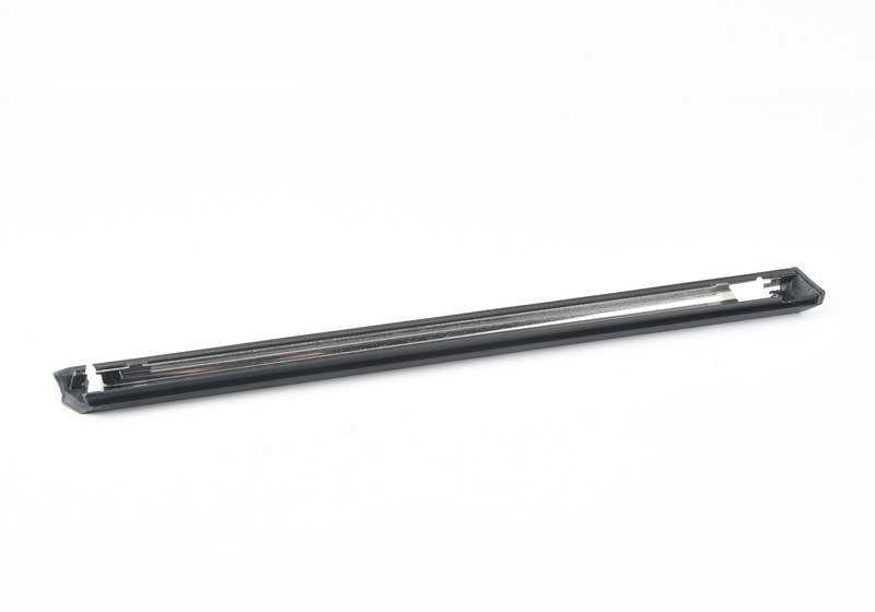Moldura lateral trasera izquierda OEM 51131967135 para BMW E30. Original BMW.