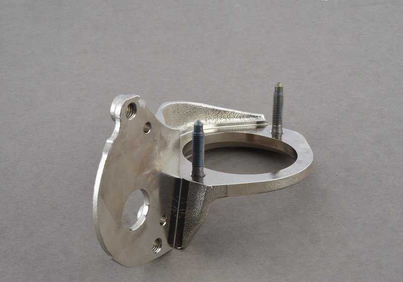 Soporte del catalizador cercano al motor OEM 18327845899 para BMW F10, F06, F12, F13. Original BMW.