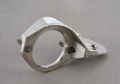 Soporte del catalizador cercano al motor OEM 18327845899 para BMW F10, F06, F12, F13. Original BMW.