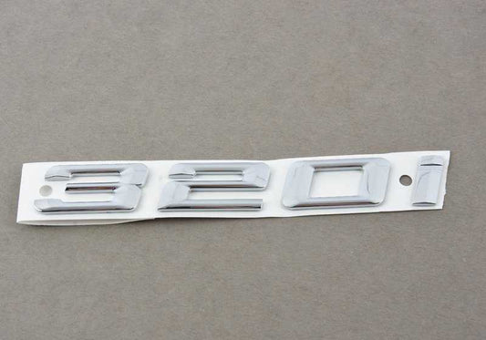 Emblema posteriore adesivo OEM 51148195153 per BMW E46 320i (tutti i modelli compatibili: AM11, AM12, AM21, AM22, AN11, AN12, AN15, AN16, AN21, AN22). BMW originale.