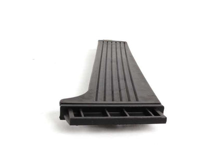 Pedal del acelerador OEM 35411118210 para BMW E30, E28, E24, E23. Compatible con modelos de 1982 a 1988. Repuesto original BMW. Ideal para sustituir el pedal desgastado o roto.