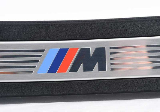 Embellecedor M entrada puerta trasera derecha OEM 51478050052 para BMW F10 y F11. Da un toque deportivo al umbral de la puerta. Original BMW.