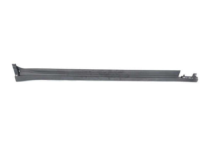 Cubierta lateral derecha OEM 51777400676 para BMW X3 y X4 {G01, G02}. Revestimiento de talonera original BMW. Ideal para sustituir la moldura dañada del lado derecho del coche.