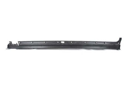 Cubierta lateral derecha OEM 51777400676 para BMW X3 y X4 {G01, G02}. Revestimiento de talonera original BMW. Ideal para sustituir la moldura dañada del lado derecho del coche.
