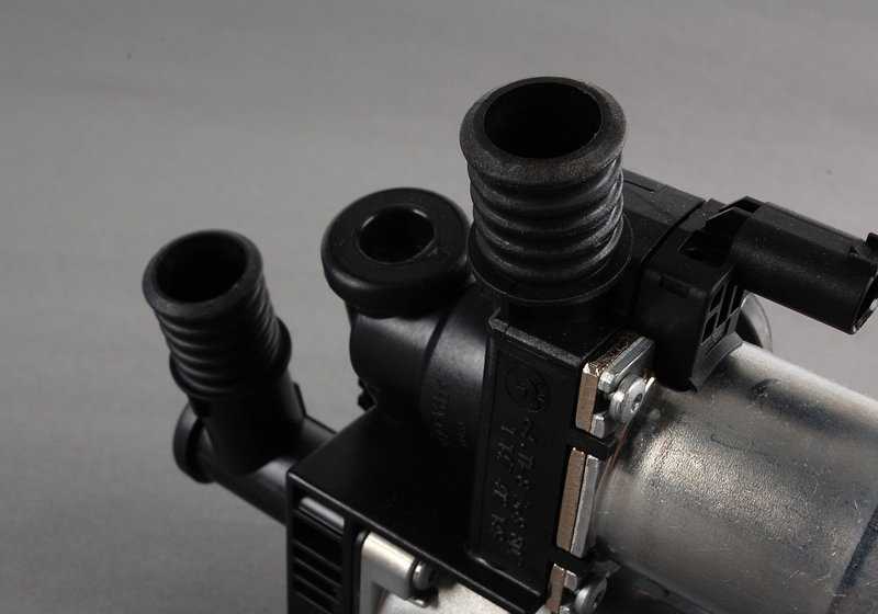 Válvula de agua con bomba adicional OEM 64118369807 para BMW E46, X3 E83, Z3 E36... y más. Original BMW.