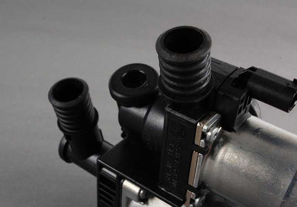 Válvula de agua con bomba adicional OEM 64118369807 para BMW E46, X3 E83, Z3 E36... y más. Original BMW.
