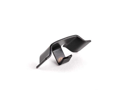 Clip de sujeción OEM 51131859958 para BMW E24. Pieza original BMW. Ideal para molduras laterales, puertas y embellecedores.