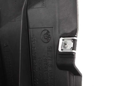 Tampa interior Ome Left Wheel 51718040101 para BMW E90, E91. BMW original.