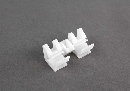 Clip de sujeción OEM 51317046633 para MINI R50, R52, R53. Pieza original MINI para fijación de molduras exteriores y embellecedores. Compatible con todos los modelos indicados.