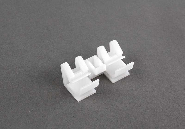 Clip de sujeción OEM 51317046633 para MINI R50, R52, R53. Pieza original MINI para fijación de molduras exteriores y embellecedores. Compatible con todos los modelos indicados.