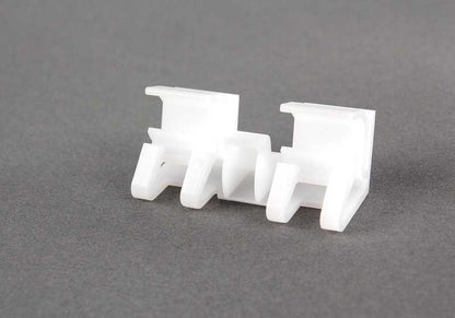 Clip de sujeción OEM 51317046633 para MINI R50, R52, R53. Pieza original MINI para fijación de molduras exteriores y embellecedores. Compatible con todos los modelos indicados.