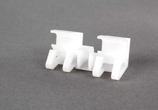 Clip de sujeción OEM 51317046633 para MINI R50, R52, R53. Pieza original MINI para fijación de molduras exteriores y embellecedores. Compatible con todos los modelos indicados.