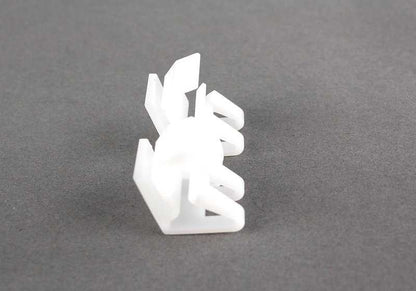 Clip de sujeción OEM 51317046633 para MINI R50, R52, R53. Pieza original MINI para fijación de molduras exteriores y embellecedores. Compatible con todos los modelos indicados.