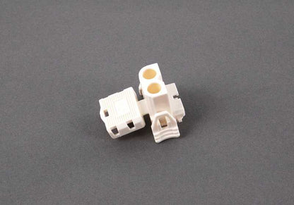 Conector eléctrico blanco OEM 61131378417 para BMW E30 {316, 316i} con motor M10. Compatible con versiones manuales y automáticas. Original BMW.