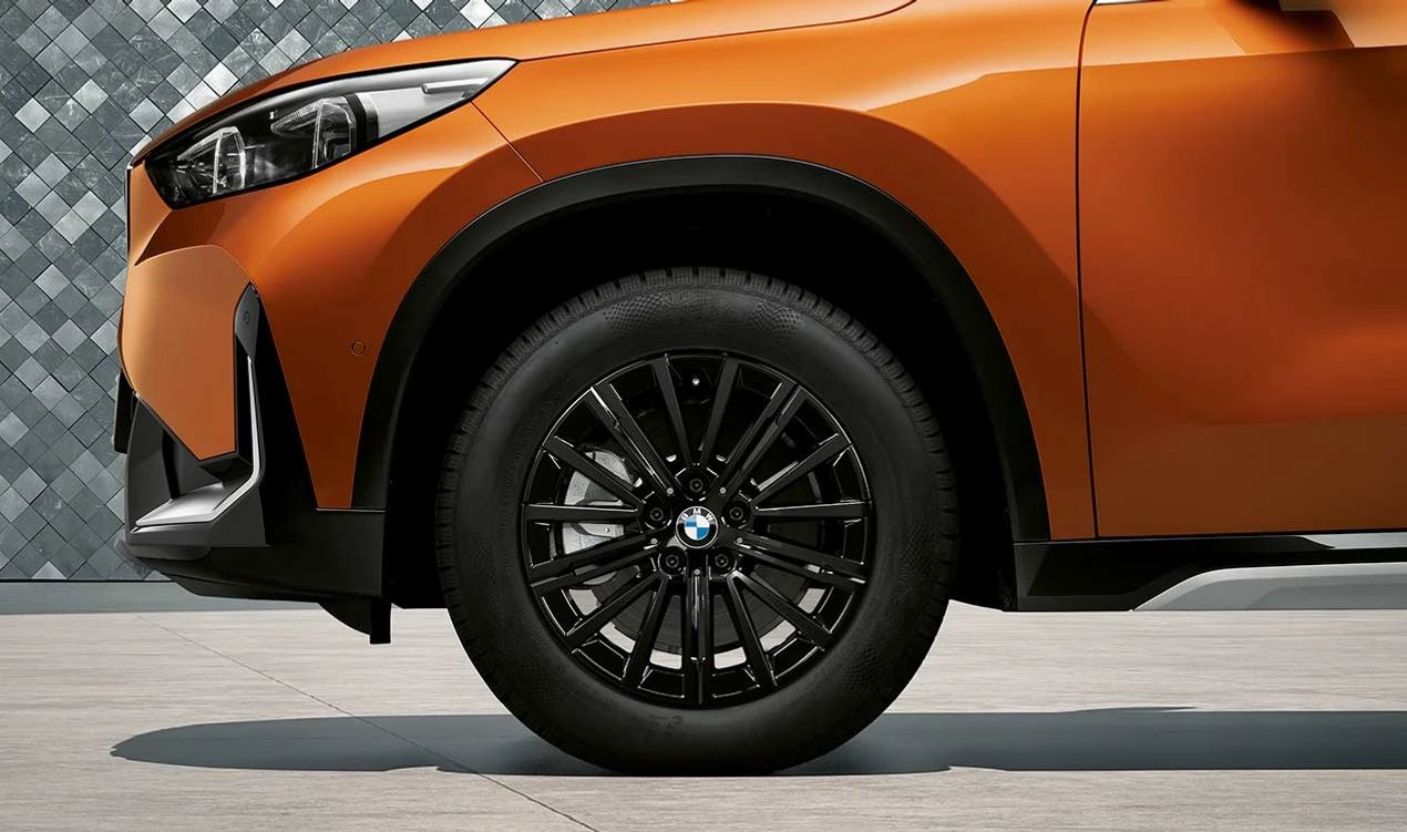 V-Spoke 833 OEM 10026662B pneus de inverno e pneus de inverno para BMW x1 {u11: x1 16i, 20d, 20i, xDrive20D, xDrive25e}. Inclui 4 rodas completas com pneus Pirelli. BMW original.