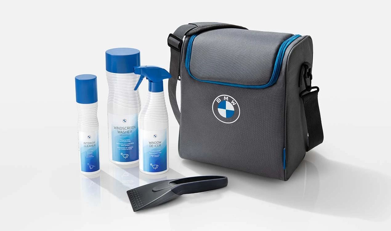 Bolsa de cuidado invierno BMW OEM 83125B54103 con líquido limpiaparabrisas, descongelante, limpiador interior y rascador de hielo. Ideal para el mantenimiento en invierno. Original BMW.