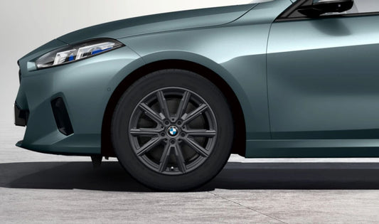 Juego de ruedas completas de invierno con llantas V-Spoke 967 OEM 10026515B para BMW F70. Incluye neumáticos Goodyear 205/55 R17 montados y equilibrados. No compatible con frenos deportivos 18"/19". Original BMW.