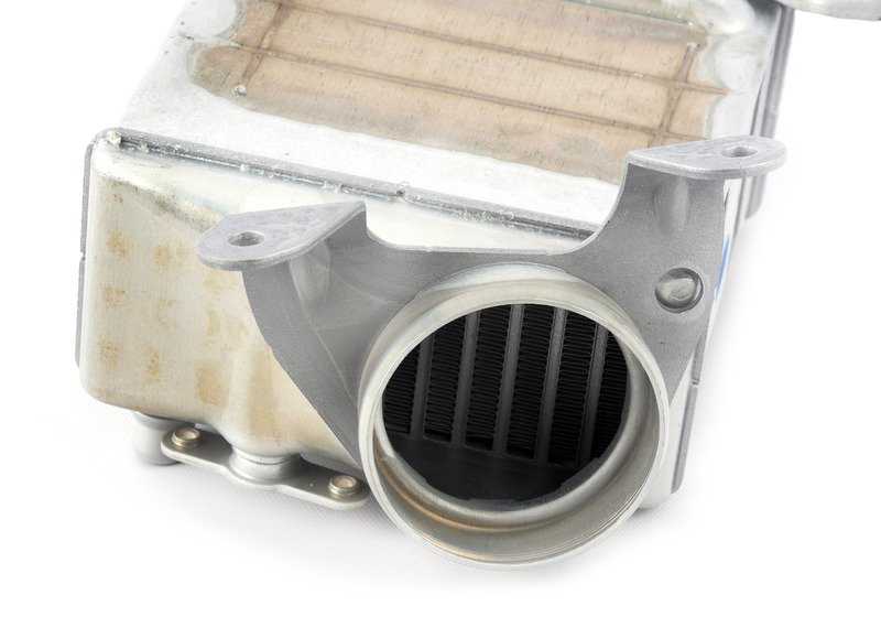 Intercooler OEM 13717575405 para BMW F07, F07N, F10, F10N, F11, F11N, F06, F06N, F12, F12N, F13, F13N, F01, F01N, F02, F02N, F04, E70N, F15, E71, E72, F16. Original BMW.