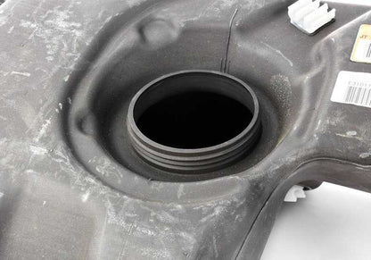 Tanque de combustível de plástico com tubo de enchimento para BMW E46, F30, F80 (OEM 16111184218). BMW original.