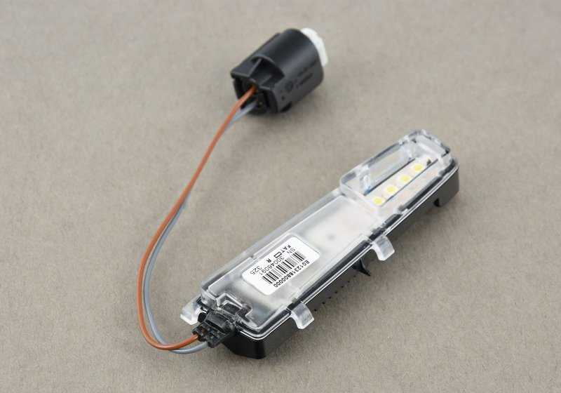 Luz do espelho externo direito para BMW 5 E60 Series, E60N, E61N Series 6 E63, E63N, E64, E64N (OEM 63317354830). BMW original