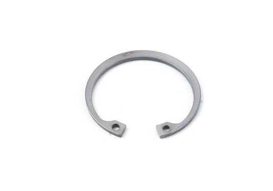Anillo de retención OEM 07119905077 para BMW Motorrad modelos E21, E12, E24, E23. Compatible con varias piezas como carcasa generador, bomba dirección, brazo suspensión. Original BMW Motorrad.