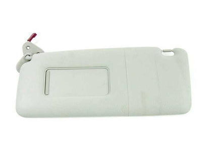 Visera parasol con espejo y luz izquierda OEM 51168242555 para BMW E38 y E39. Color gris claro. Original BMW.