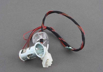 Plugue mais leve com LED para BMW F10, F11, F18, F06, F12, F13, I01, I12, I15, E70, F15, X6 (OEM 61349136468). BMW original.