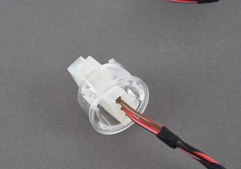 Plugue mais leve com LED para BMW F10, F11, F18, F06, F12, F13, I01, I12, I15, E70, F15, X6 (OEM 61349136468). BMW original.