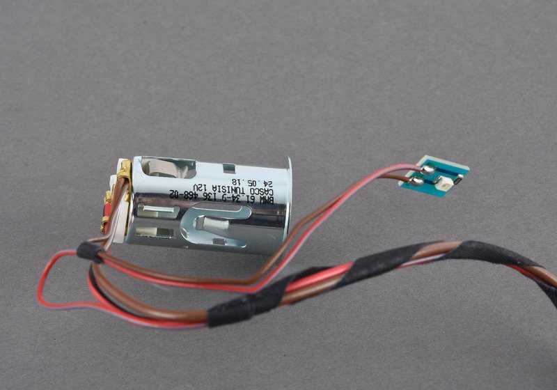 Plugue mais leve com LED para BMW F10, F11, F18, F06, F12, F13, I01, I12, I15, E70, F15, X6 (OEM 61349136468). BMW original.