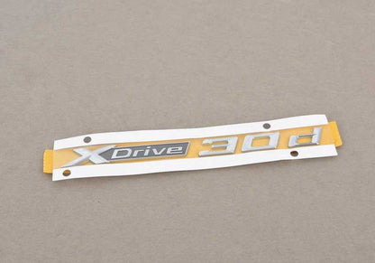Emblema "xDrive 50i" OEM 51147345063 para BMW F15, F16. Original BMW.