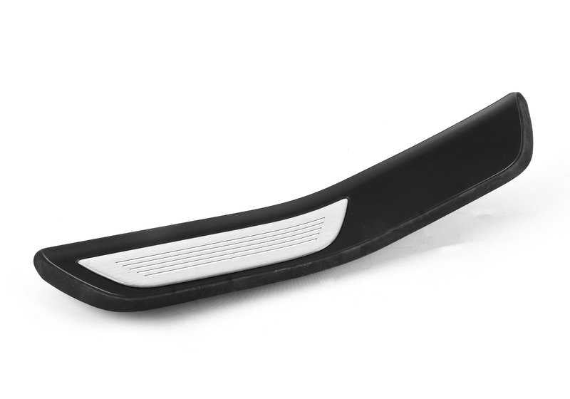 Embellecedor entrada puerta trasera izquierda iluminado OEM 51478053573 para BMW F06, F06N. Original BMW.