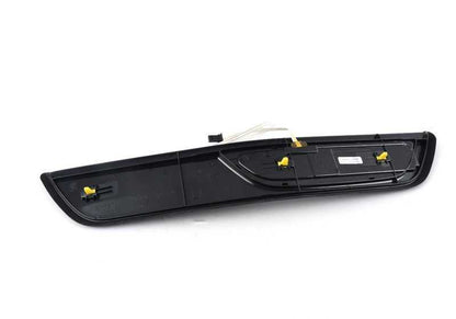 Embellecedor entrada puerta trasera izquierda iluminado OEM 51478053573 para BMW F06, F06N. Original BMW.