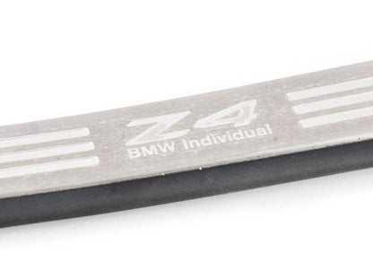 Embellecedor de entrada derecha OEM 51477896632 para BMW E85, E86. Original BMW.