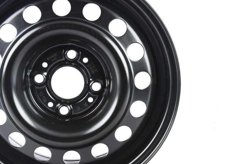 Llanta de acero Classic-Styling 1 OEM 36111701137 para BMW E30 {325i xDrive}. Original BMW.