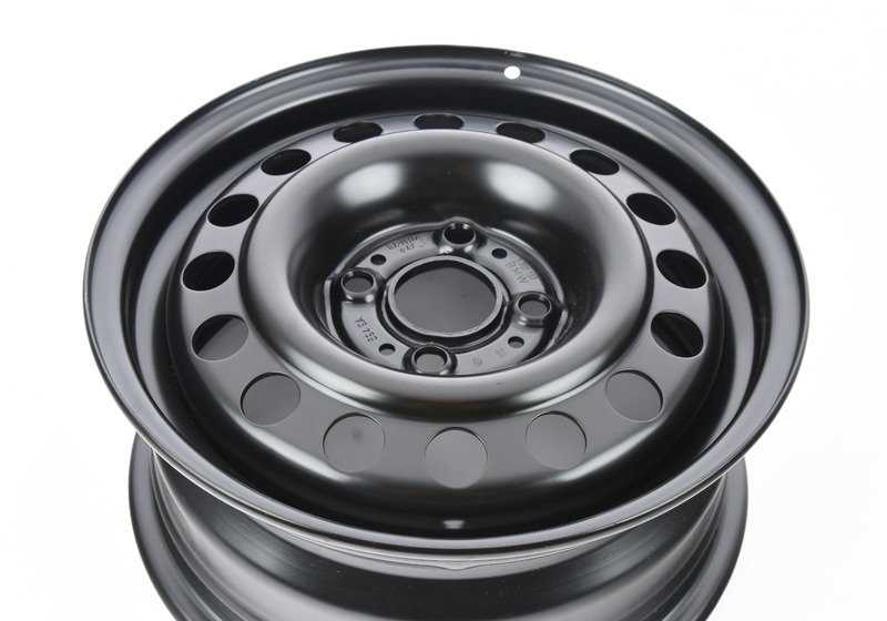 Llanta de acero Classic-Styling 1 OEM 36111701137 para BMW E30 {325i xDrive}. Original BMW.