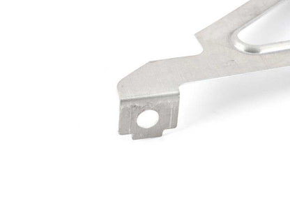 Soporte derecho para cubre bajos OEM 51712695700 para BMW E39. Pieza original BMW.