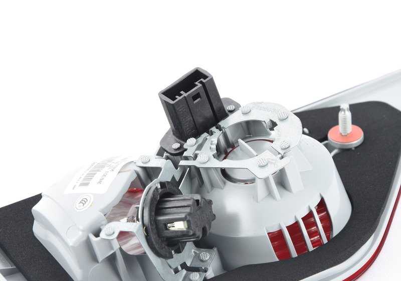 Piloto trasero derecho portón OEM 63213420206 para BMW E83 (X3). Luz trasera original BMW.