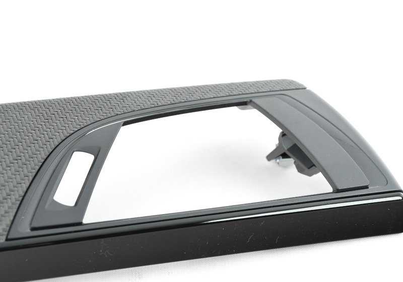 Embellecedor salpicadero carbono pasajero OEM 51458065422 para BMW F87. Pieza original BMW.
