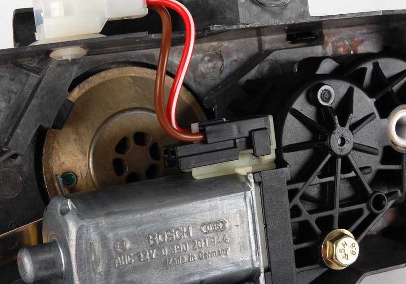 MOTEUR DE CLOSE OEM 51258248308 pour BMW E46. Fermeture arrière centralisée du coffre. BMW d'origine.