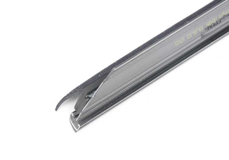 Moldura interior trasera derecha OEM 51228218798 para BMW E39 520d, 520i. Color negro. Original BMW.