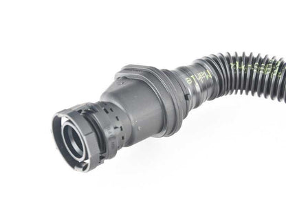 Tubo de ventilación de motor OEM 11157848340 para BMW X5 F85 y X6 F86 con motor S63R. Compatible con modelos X5 M y X6 M fabricados entre 12/2014 y 07/2019. Original BMW.